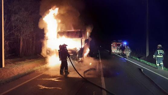 Enfrentamiento con camión en llamas