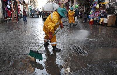 Trabajadores de la ciudad desinfectan la calle en medio de la nueva pandemia de coronavirus en La Paz