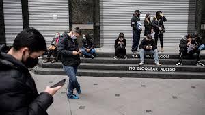 La gente hace cola para obtener un seguro de desempleo fuera de la sede de la Administración de Fondos de Desempleo de Chile