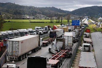 Camioneros chilenos en huelga por violencia en la región sureña de La Araucanía protestan en una carretera cercana a Valparaíso