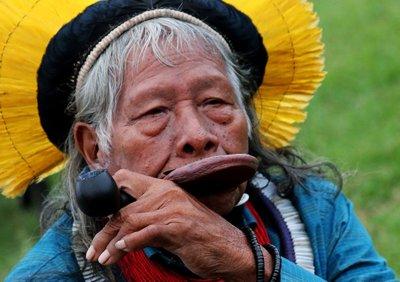 El líder de la tribu Kayapó, Raoni Metuktire, fuma en pipa 