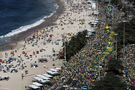 Playas de Rio repletas y aumento de muertes (foto: EPA)
