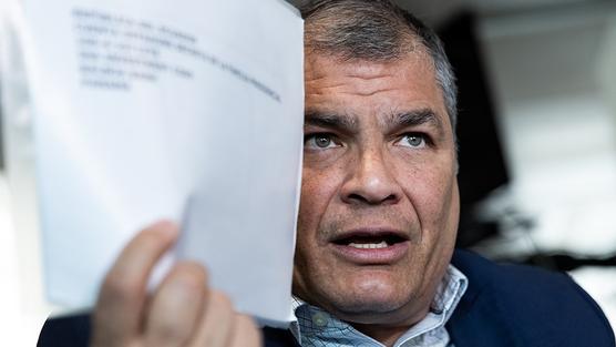 Ante la negativa de aceptar su candidatura, Correa aseguró que les quieren robar la democracia