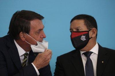 Bolsonaro, se quita la máscara en medio de la pandemia de COVID-19 para hablar con su vicepresidente, Hamilton Mourao