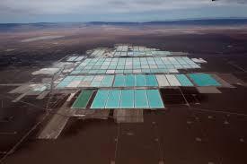 Vista aérea de las piscinas de salmuera de la minera de litio SQM en el salar de Atacama