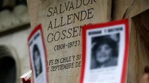 Carteles en una manifestación para recordar a al fallecido presidente chileno Salvador Allende