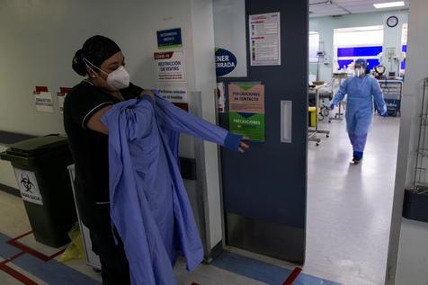 Aprestos de médicos y enfermeras en un hospital de Santiago de Chile (foto: ANSA)