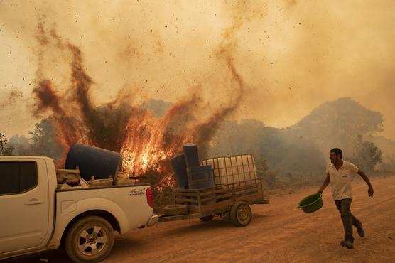 Un voluntario trata de apagar un incendio en la carretera Transpantaneira, en los humedales de Pantanal