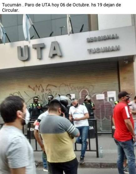 Trabajadores aguardan novedades en la sede de UTA