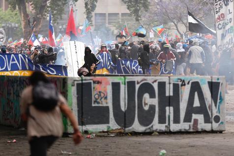 Manifestantes reunidos en la céntrica Plaza Italia de Santiago de Chile en el comienzo de las protestas antigubernamentales.