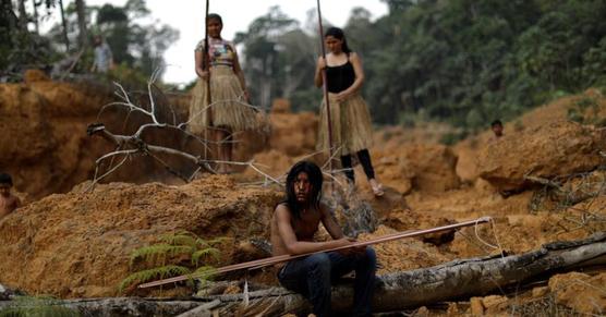Miembros de la comunidad indígena mura muestran un área deforestada en sus tierras cerca de Humaita