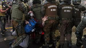 Detención de una mujer, durante una manifestación contra la violencia policial en Santiago de Chile