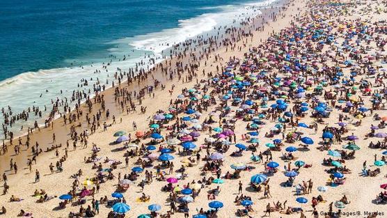 Pese al creciente número de contagios y muertes los brasileños no dejan de abarrotar las playas