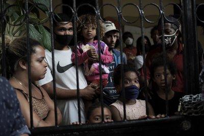 Familias enteras desalojaran del lugar en medio de la nueva pandemia de coronavirus en Río de Janeiro