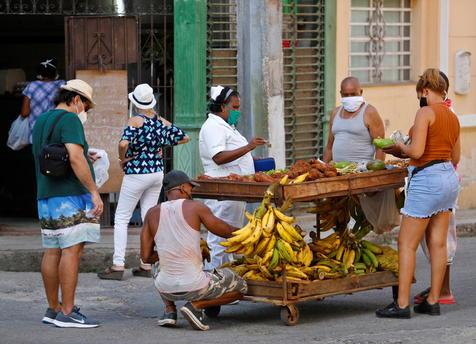 Compra de alimentos en las calles de La Habana (foto: ANSA)