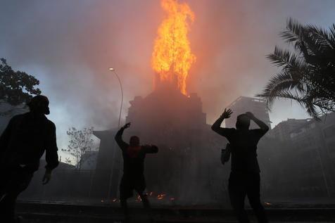 Una iglesia incendiada por servicios infiltrados en la protesta