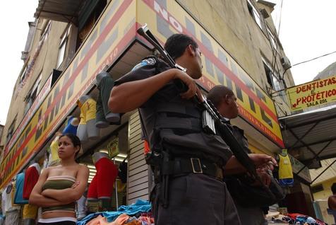 aramilitares en la escenografía de Río de Janeiro (foto: ANSA)