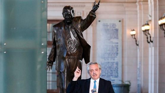 Alberto junto a la estatua de Néstor Kirchner