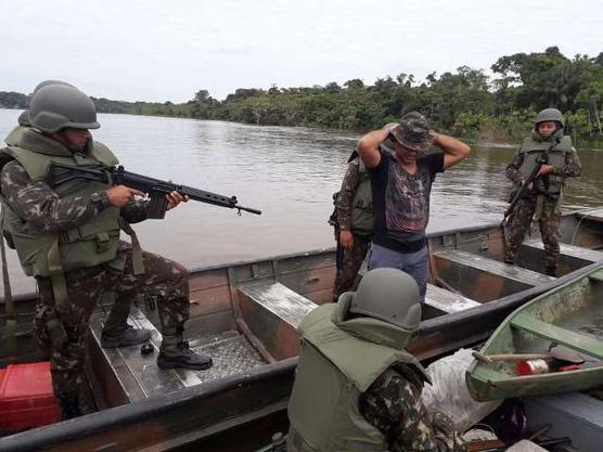 Militares detienen a contrabandista