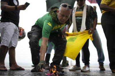 Simpatizantes del presidente brasileño Jair Bolsonaro queman mascarillas