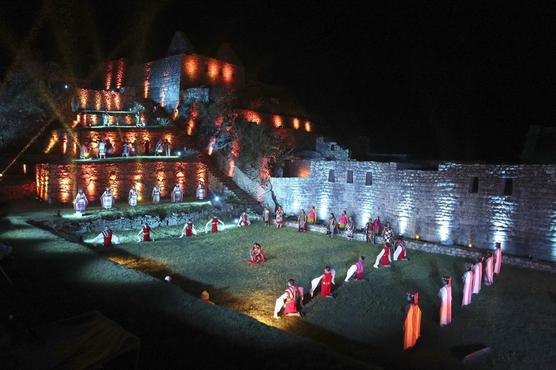 Varios artistas durante una ceremonia de reapertura de la ciudadela inca de Machu Piccu