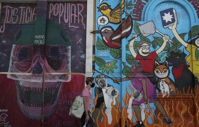 Mural con imágenes que se refieren a las protestas del año pasado
