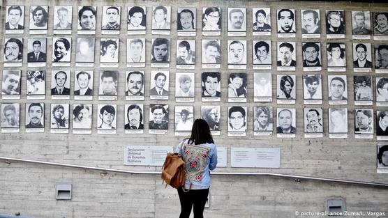 Fotografías de las víctimas de la dictadura de Augusto Pinochet, en un sitio de memoria en Santiago de Chile.