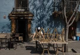 Un mesero empieza a acomodar mesas durante la reapertura de un restaurante en Santiago, Chile