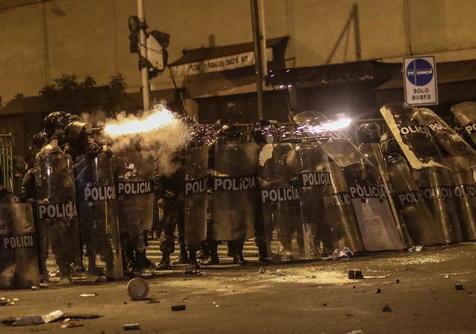 La policía reprime manifestantes en Lima (foto: ANSA)