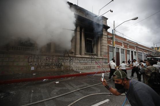 Nubes de humo salen desde el edificio del Congreso después de que manifestantes le prendieran fuego, en la Ciudad de Guatemala