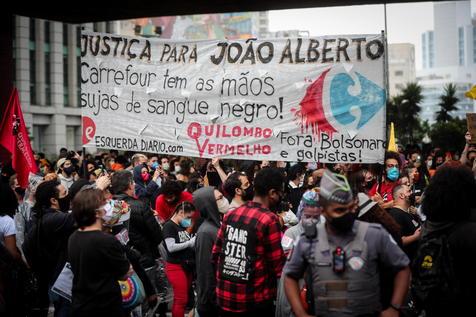 Protestas tras el asesinato de un hombre negro en un Carrefour de Brasil (foto: EPA)