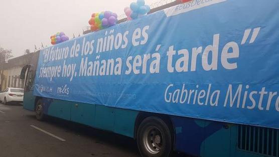 El bus de la diversidad en las calles centricas de Santiago
