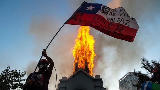Saqueos y enfrentamiento entre manifestantes y Carabineros registrados el miércoles en el centro de Santiago.