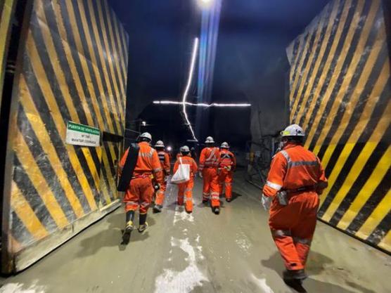 Trabajadores vuelven a sus puestos en mina  Lundin en Chile