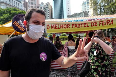 Guilherme Boulos en campaña en San Pablo. (foto: EPA)