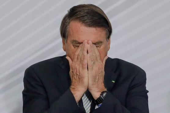 Bolsonaro se tapa la cara