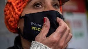 Una mujer porta una mascarilla conmemorativa del eclipse total de Sol, ayer en Pucán