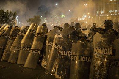 Policía abre fuego contra un grupo de manifestantes en Lima