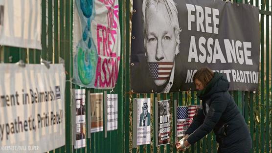 Los carteles donde se desarrolla el "jucio" contra Assange