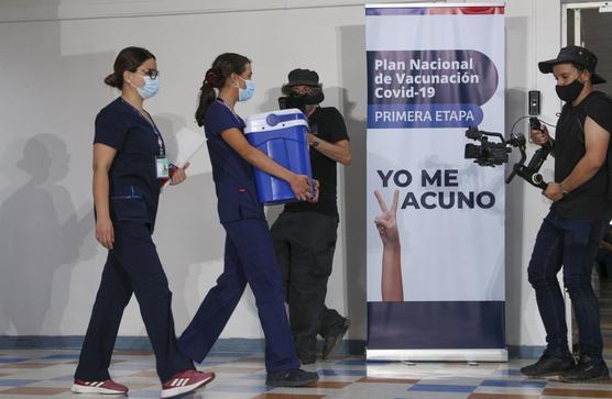Una enfermera carga una hielera con dosis de la vacuna contra COVID-19 en el Hospital Metropolitano de Santiago