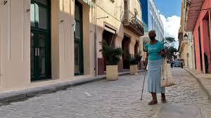 Una anciana camina por una calle de La Habana