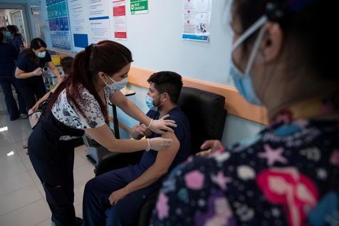 Trabajadores de la salud reciben la vacuna contra el Covid-19 en Santiago en el comienzo del proceso de vacunación en el país. (