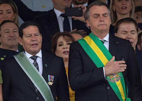 El presidente de Brasil, Jair Bolsonaro (derecha), y el vicepresidente, Hamilton Mourao (izquierda) (foto: ANSA)