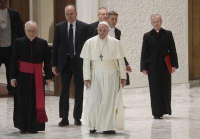 Francisco y varios empleados del Vaticano en el salón Paulo VI