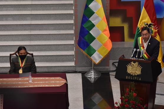 El presidente Luis Arce ante el vicepresidente David Choquehuanca. Foto: ABI