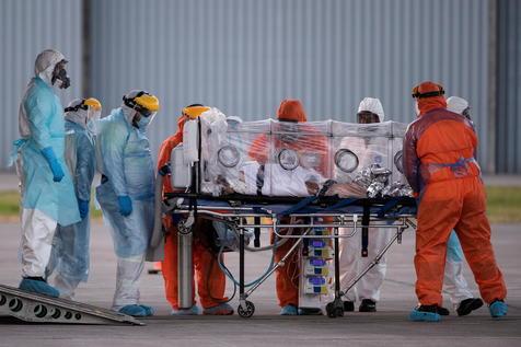 Pacientes graves transportados en avión sanitario desde Antofagasta, Chile, para descongestionar hospitales. (foto: ANSA)