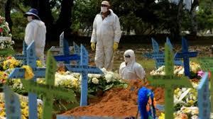 Sepultureros trabajan durante el funeral de una víctima de covid-19 en el cementerio Nossa Senhora Aparecida de Manaos
