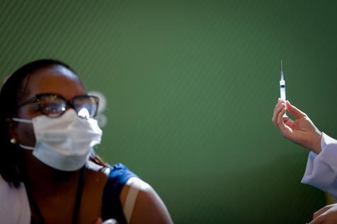 Enfermera paulista recibe vacuna china