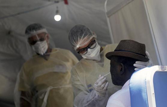 Enfermera realiza hisopado en paciente cerca de Rio