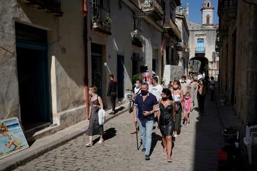 Turistas caminan por la Habana Vieja